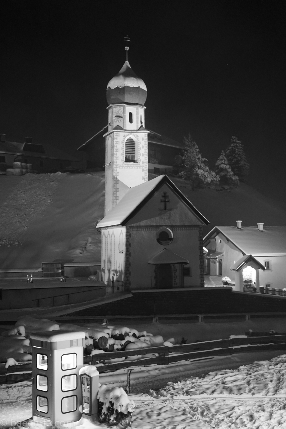 Nachtaufnahme der Kirche in Niederthai, Tirol. Sony a7, Zeiss 1,8/55, ISO 3200, f 2,2, t 1/13. In LR Kontrasterhöhung und leichtes Anheben der dunklen Mitteltöne. Rauschreduzierung Luminanz +14, Farbe +19, Schärfen +27. 