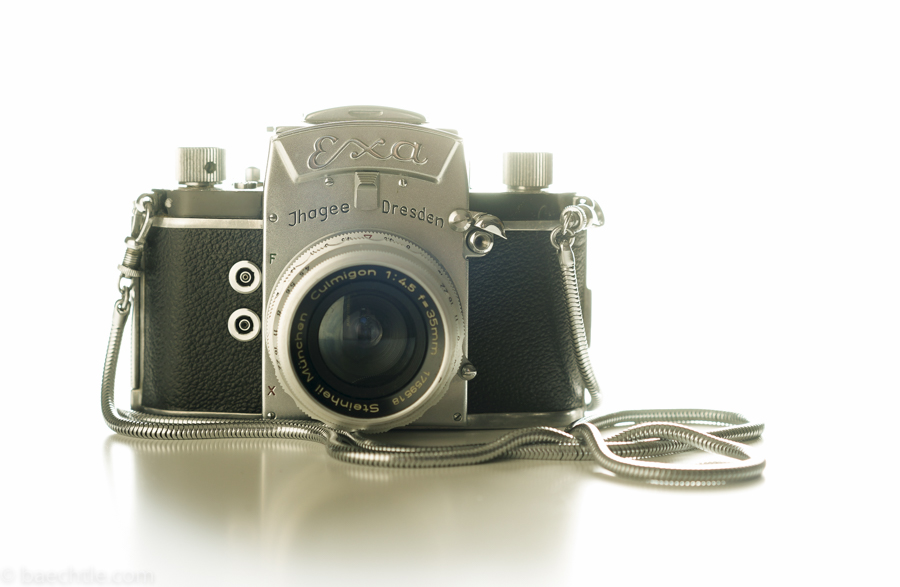 Bild einer alter Spiegelreflexkamera, Modell Exa.